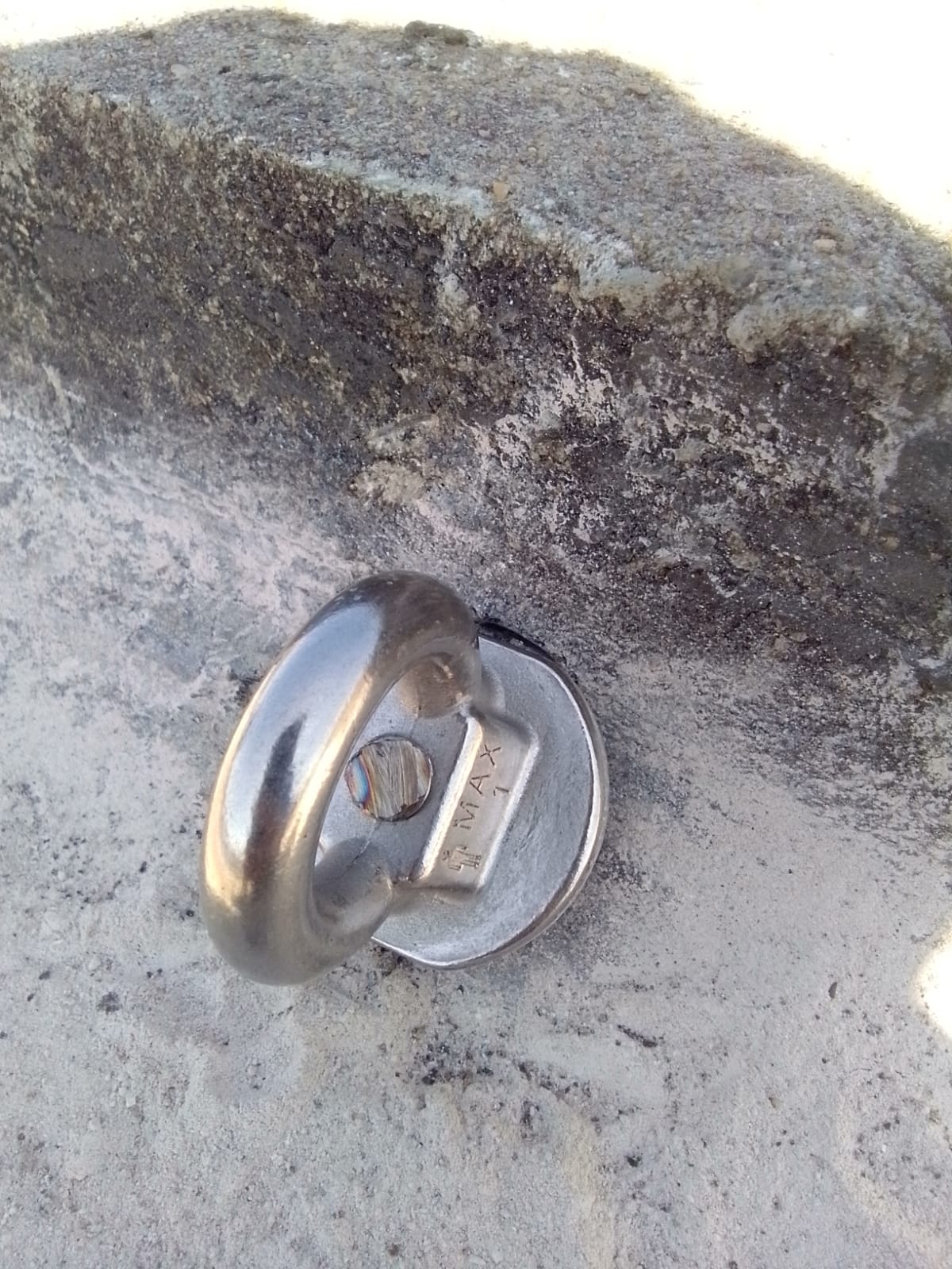 Pontos de ancoragem instalados em fachada de edifício comercial