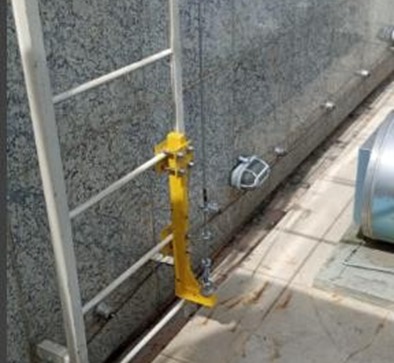 Linha de vida com cabo de aço tensionado em cobertura